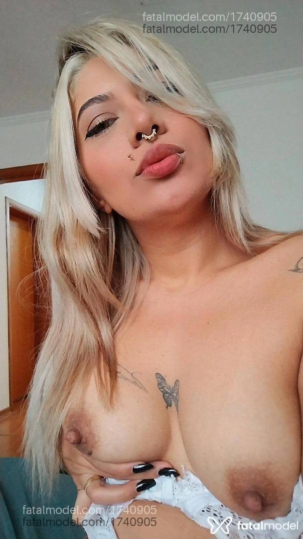Acompanhante mulher loira (o) de olhos castanhos - Carla