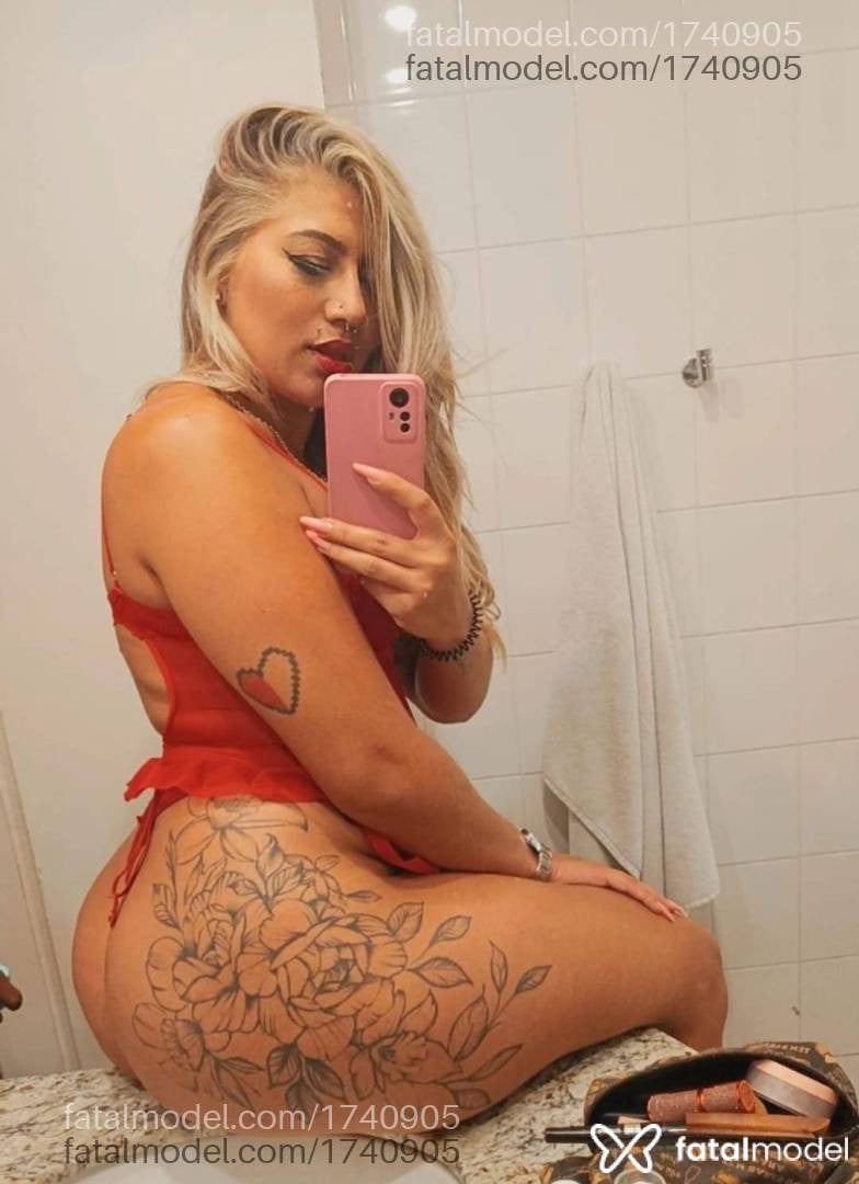 Acompanhante mulher loira (o) de olhos castanhos - Carla