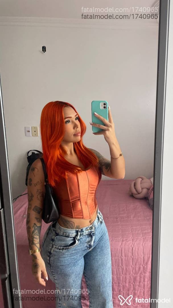 Acompanhante mulher ruiva (o) de olhos castanhos - Lya