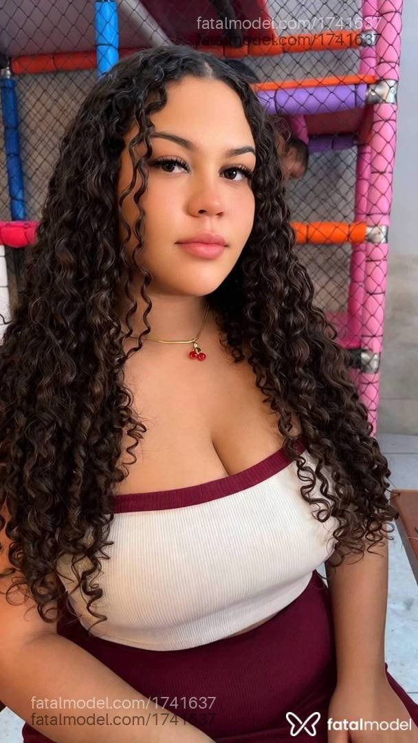 Acompanhante mulher com cabelo castanho de olhos castanhos - Bruna Gabrielle