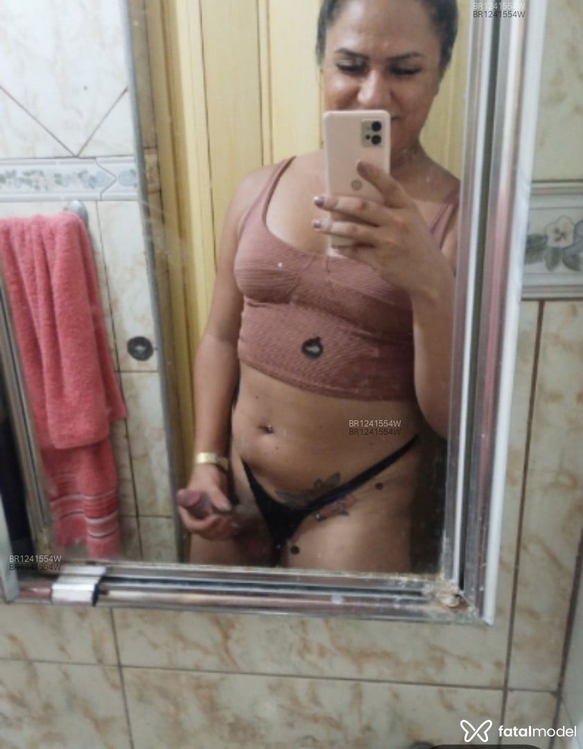 Acompanhante mulher trans com cabelo castanho de olhos castanhos - Leandra Caiçaras Acompanhante mulher trans com cabelo castanho de olhos castanhos - Leandra Caiçaras
