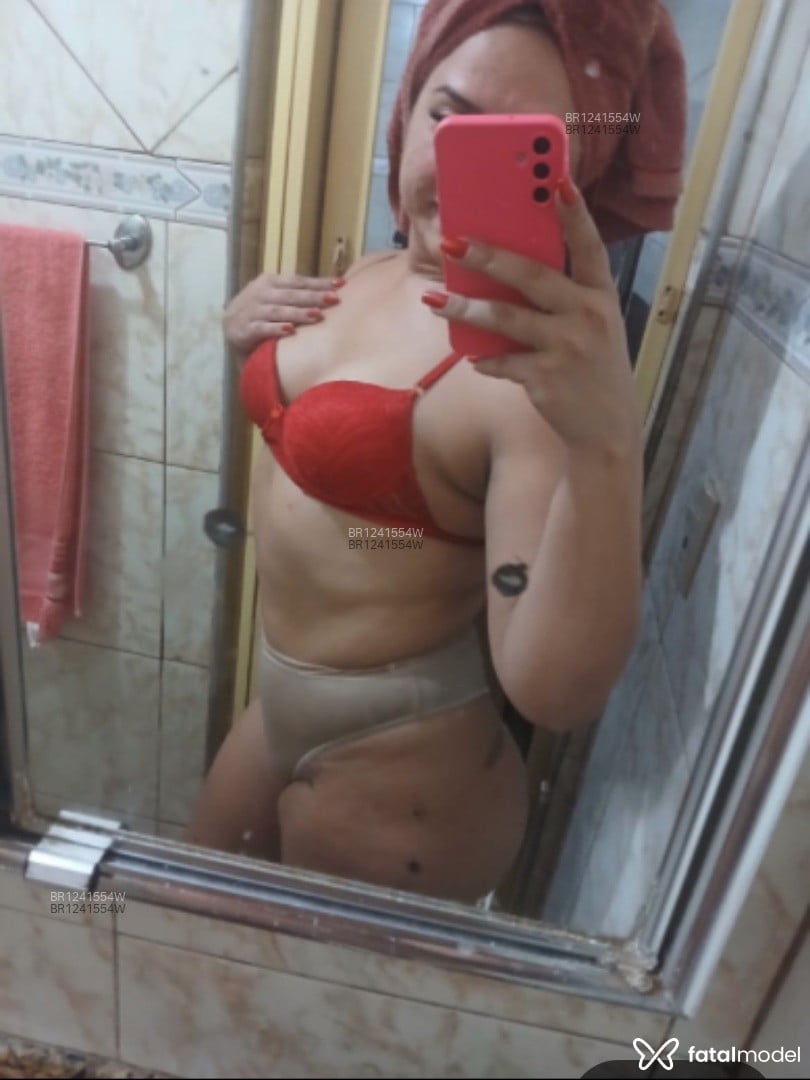 Acompanhante mulher trans com cabelo castanho de olhos castanhos - Leandra Caiçaras Acompanhante mulher trans com cabelo castanho de olhos castanhos - Leandra Caiçaras