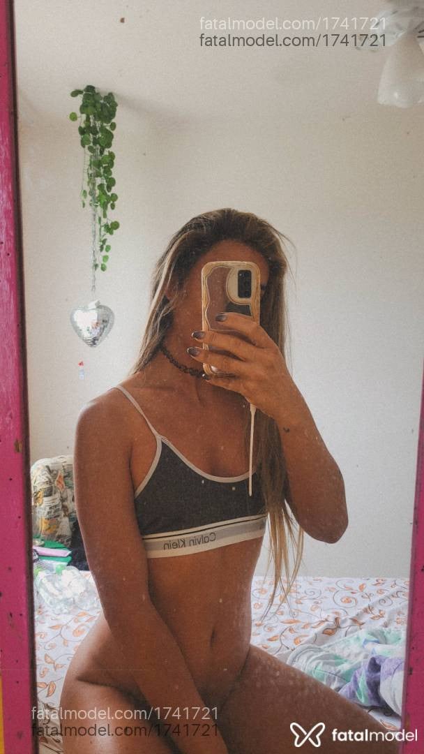 Acompanhante mulher trans loira (o) de olhos castanhos - Leona