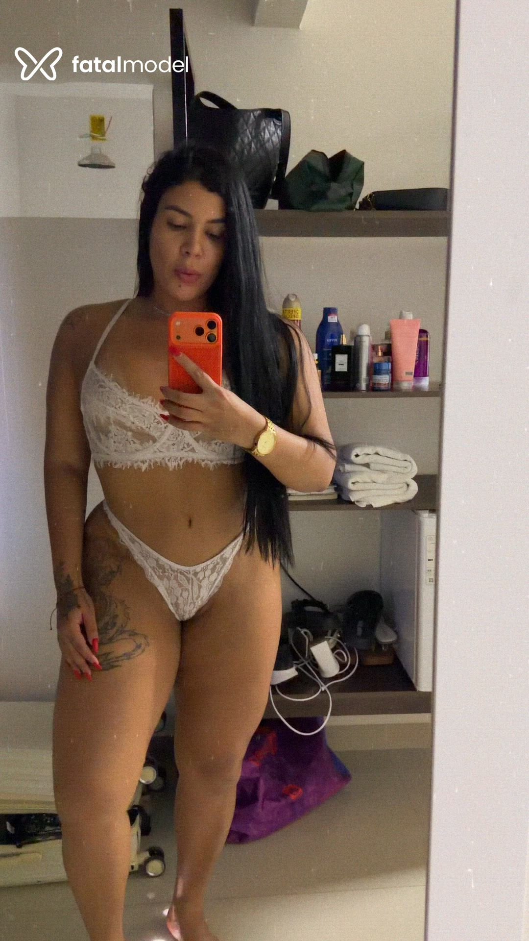 Acompanhante mulher morena (o) de olhos castanhos - Rubi Peres