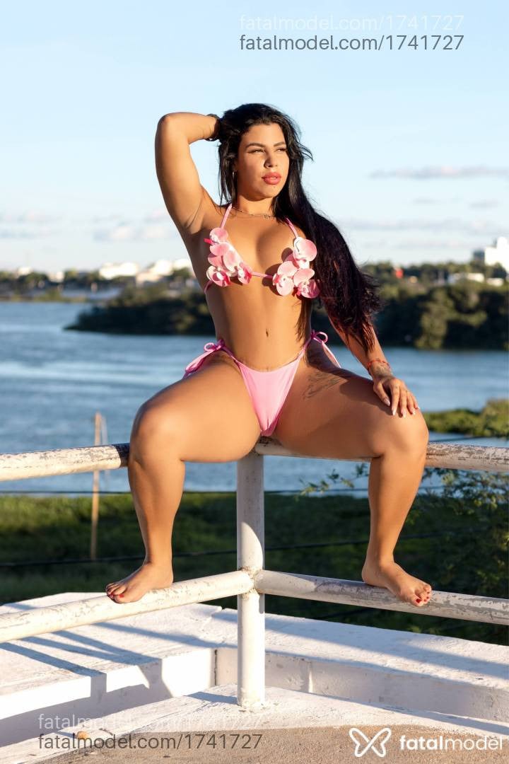 Acompanhante mulher morena (o) de olhos castanhos - Rubi Peres
