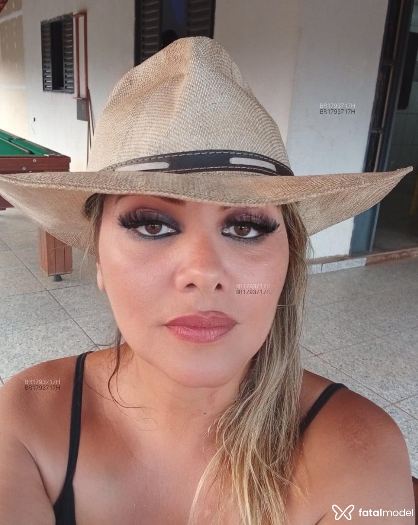 Acompanhante mulher loira (o) de olhos castanhos - Cris Martins