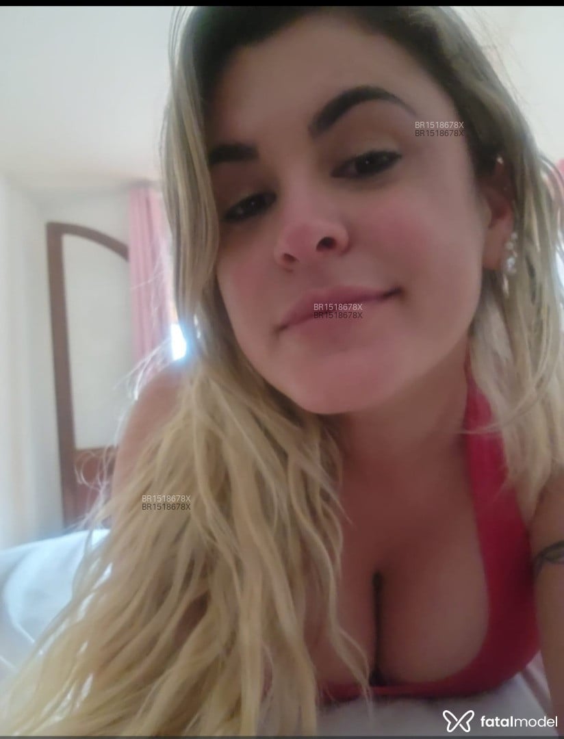 Acompanhante mulher loira (o) de olhos castanhos - Carol