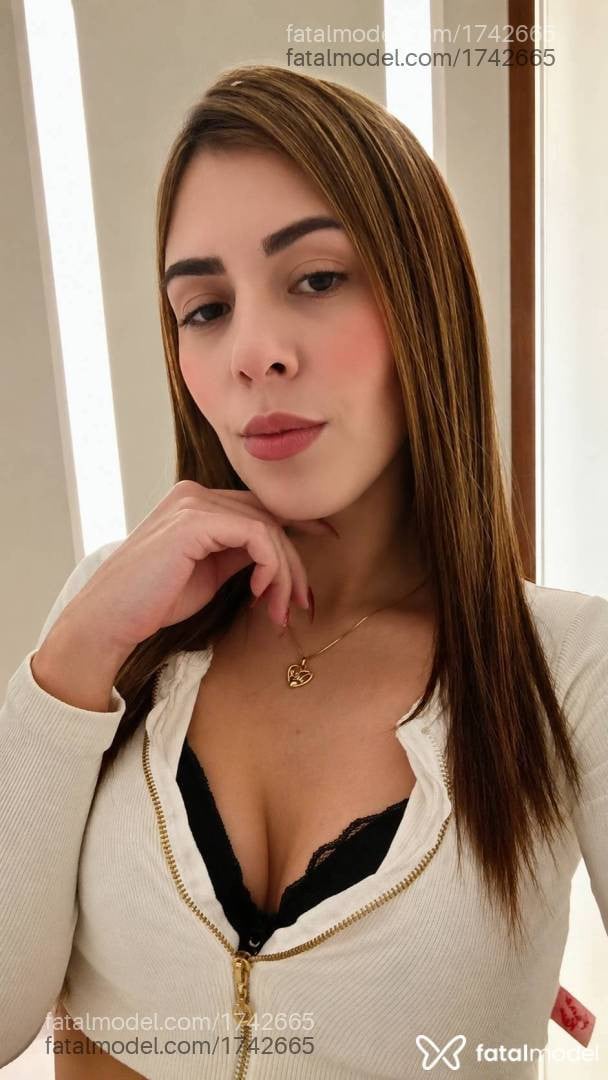 Acompanhante mulher com cabelo castanho de olhos mel - Carol Belchior