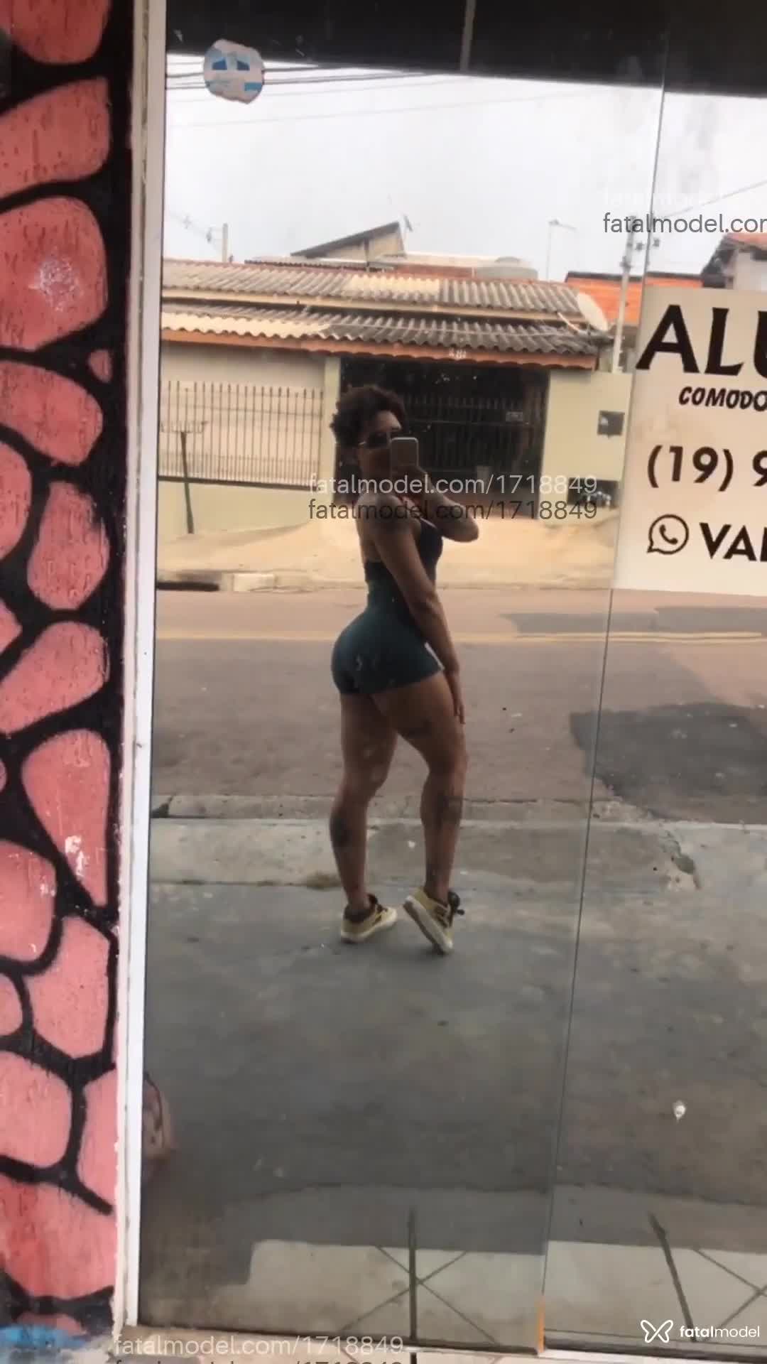 Acompanhante mulher morena (o) de olhos pretos - Hellen Acompanhante mulher morena (o) de olhos pretos - Hellen