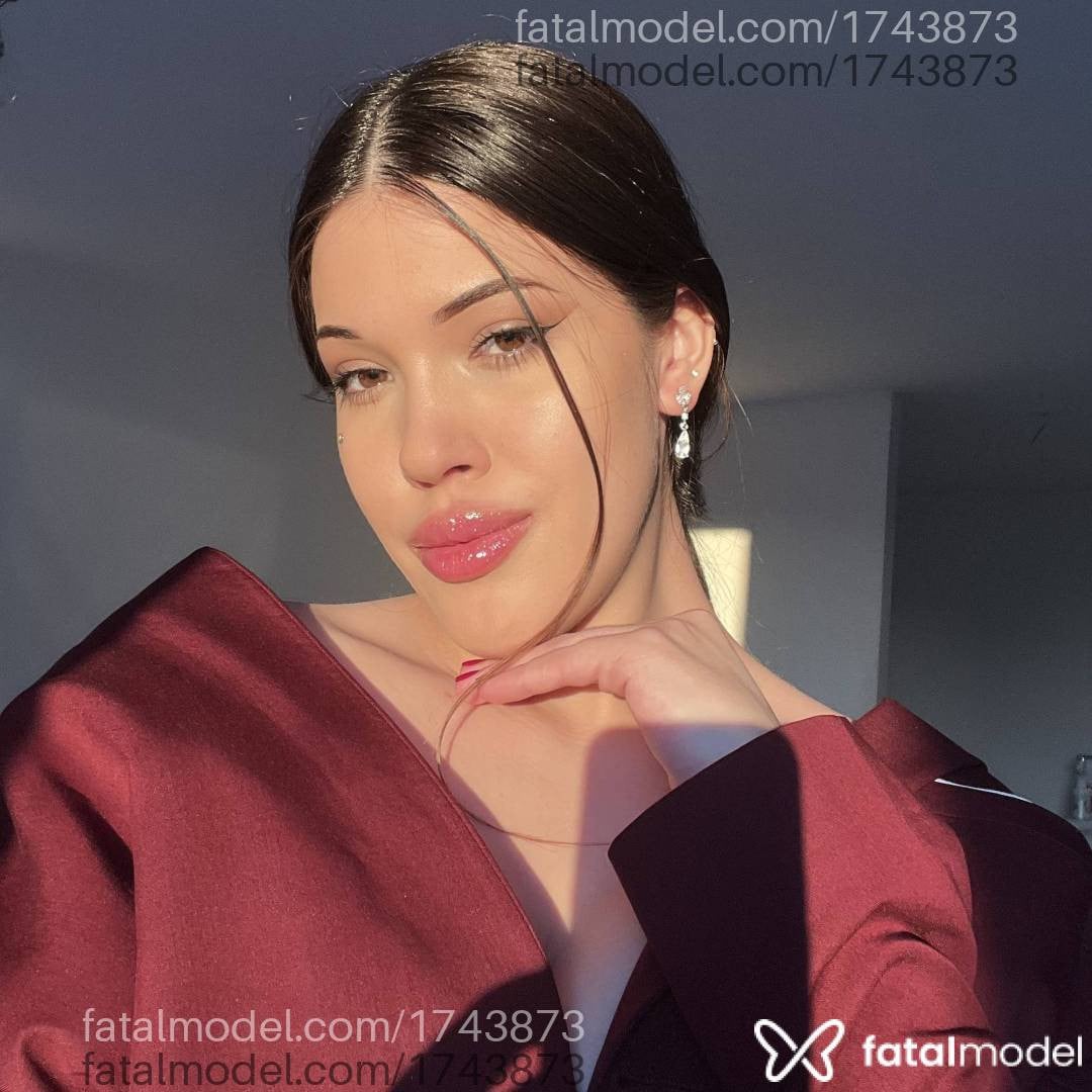 Acompanhante mulher morena (o) de olhos castanhos - Maitê Tavares