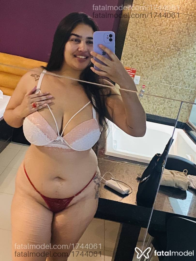 Acompanhante mulher com cabelo castanho de olhos castanhos - Camila Rapunze