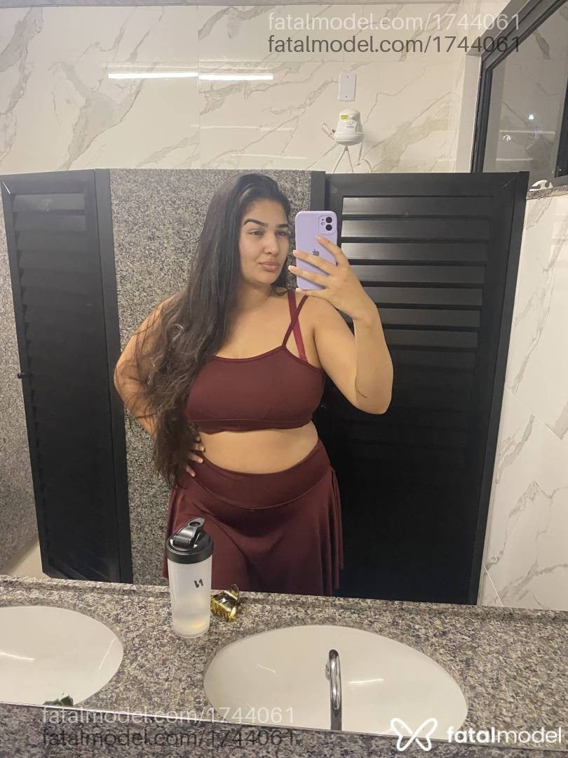 Acompanhante mulher com cabelo castanho de olhos castanhos - Camila Rapunze