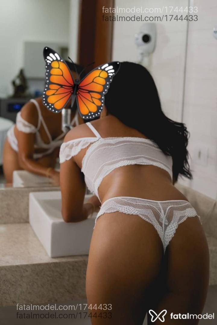 Acompanhante mulher morena (o) de olhos pretos - Celeste Acompanhante mulher morena (o) de olhos pretos - Celeste