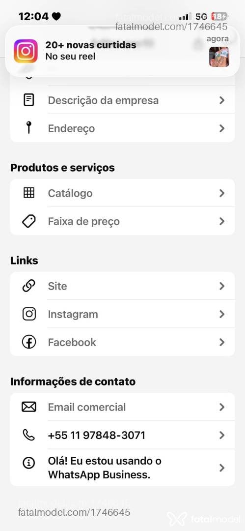 Acompanhante mulher com cabelo colorido de olhos pretos - Pandora