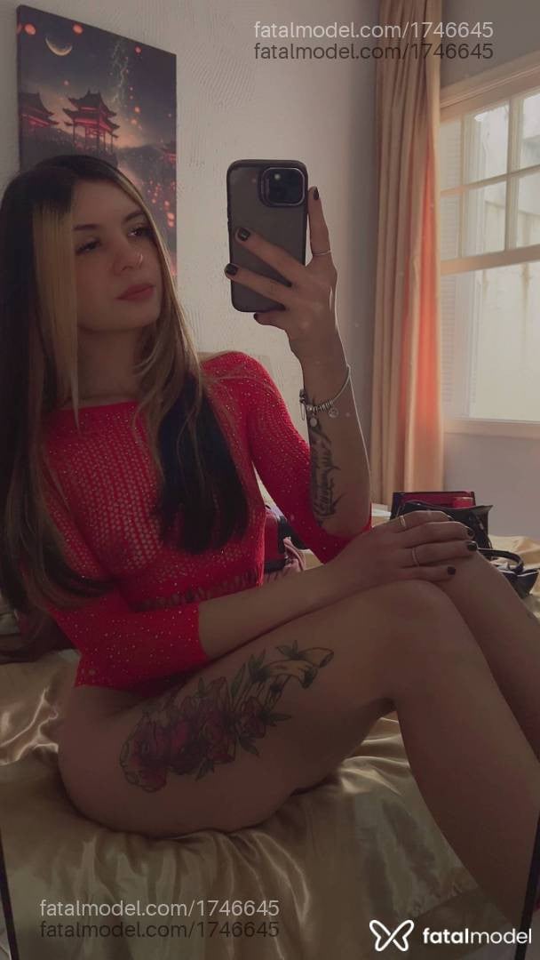Acompanhante mulher com cabelo colorido de olhos pretos - Pandora