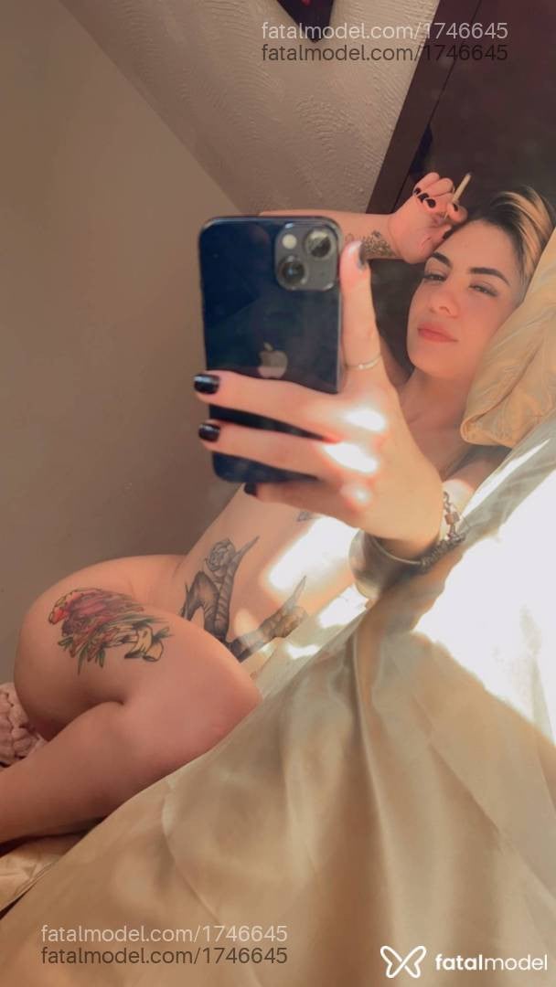 Acompanhante mulher com cabelo colorido de olhos pretos - Pandora