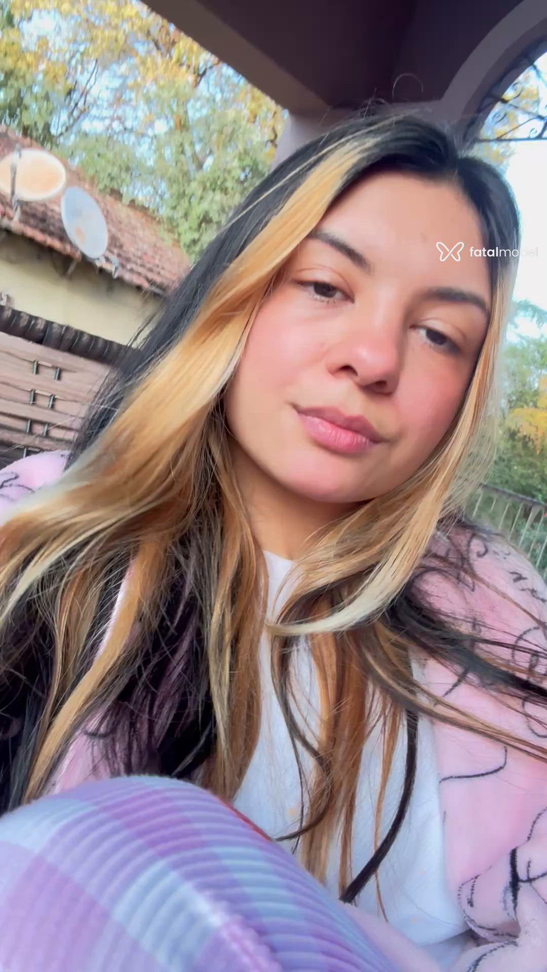 Acompanhante mulher com cabelo colorido de olhos pretos - Pandora