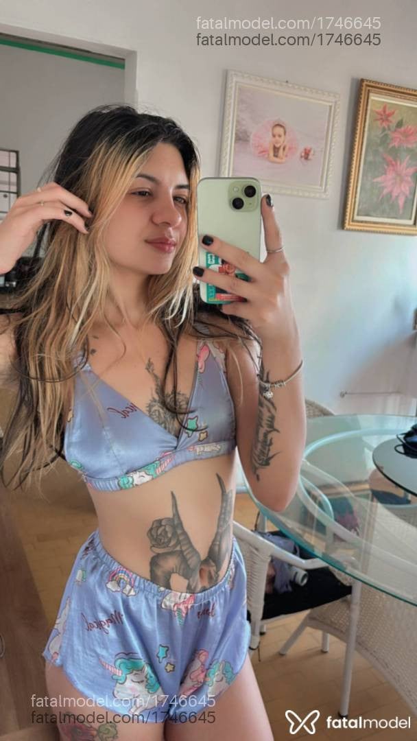 Acompanhante mulher com cabelo colorido de olhos pretos - Pandora
