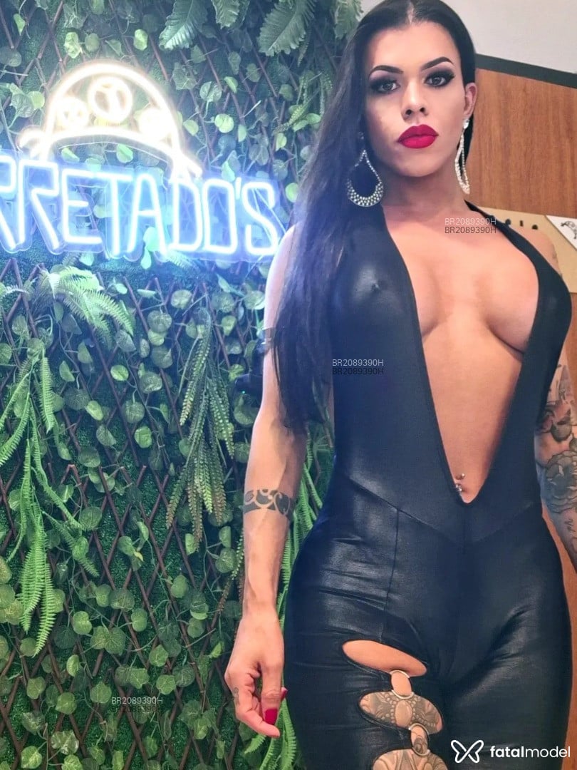 Acompanhante mulher trans com cabelo castanho de olhos castanhos em Santana do Ipanema - Belle Diniz