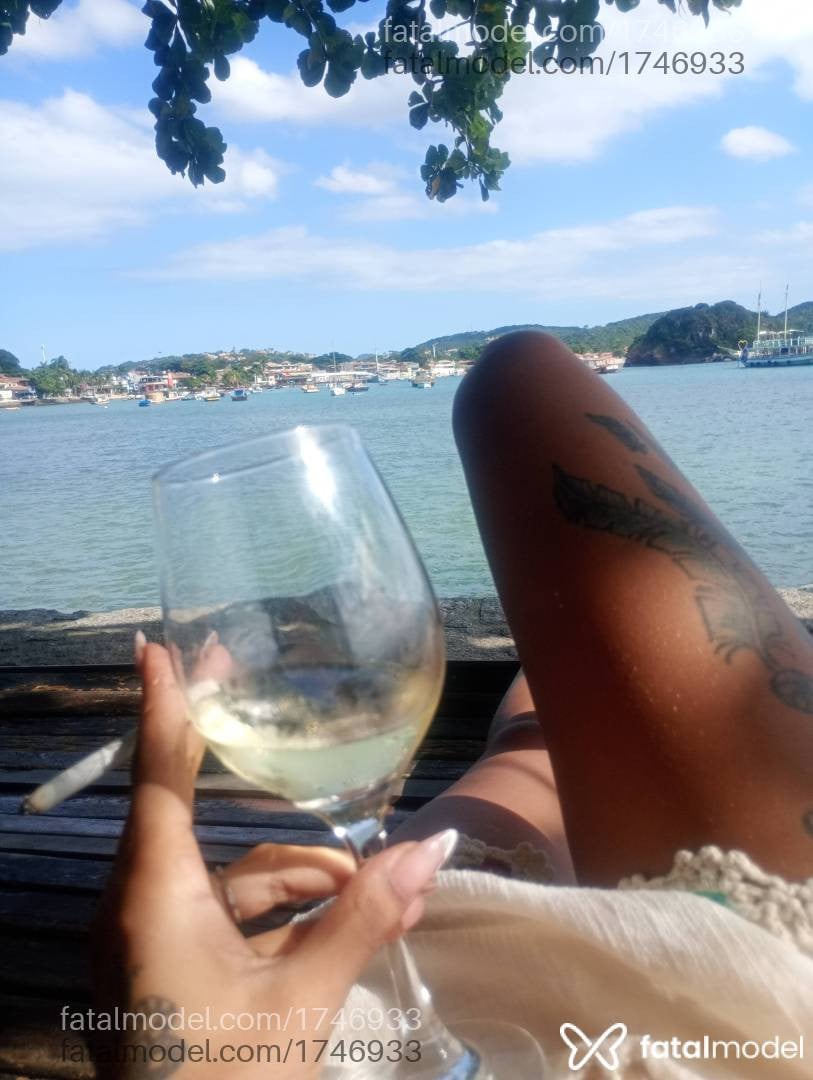 Acompanhante mulher morena (o) de olhos pretos em Armação dos Búzios Acompanhante mulher morena (o) de olhos pretos em Armação dos Búzios - Julie
