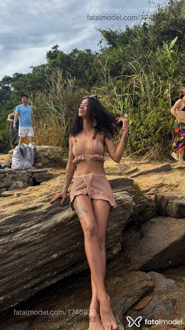 Acompanhante mulher morena (o) de olhos pretos em Armação dos Búzios - Julie