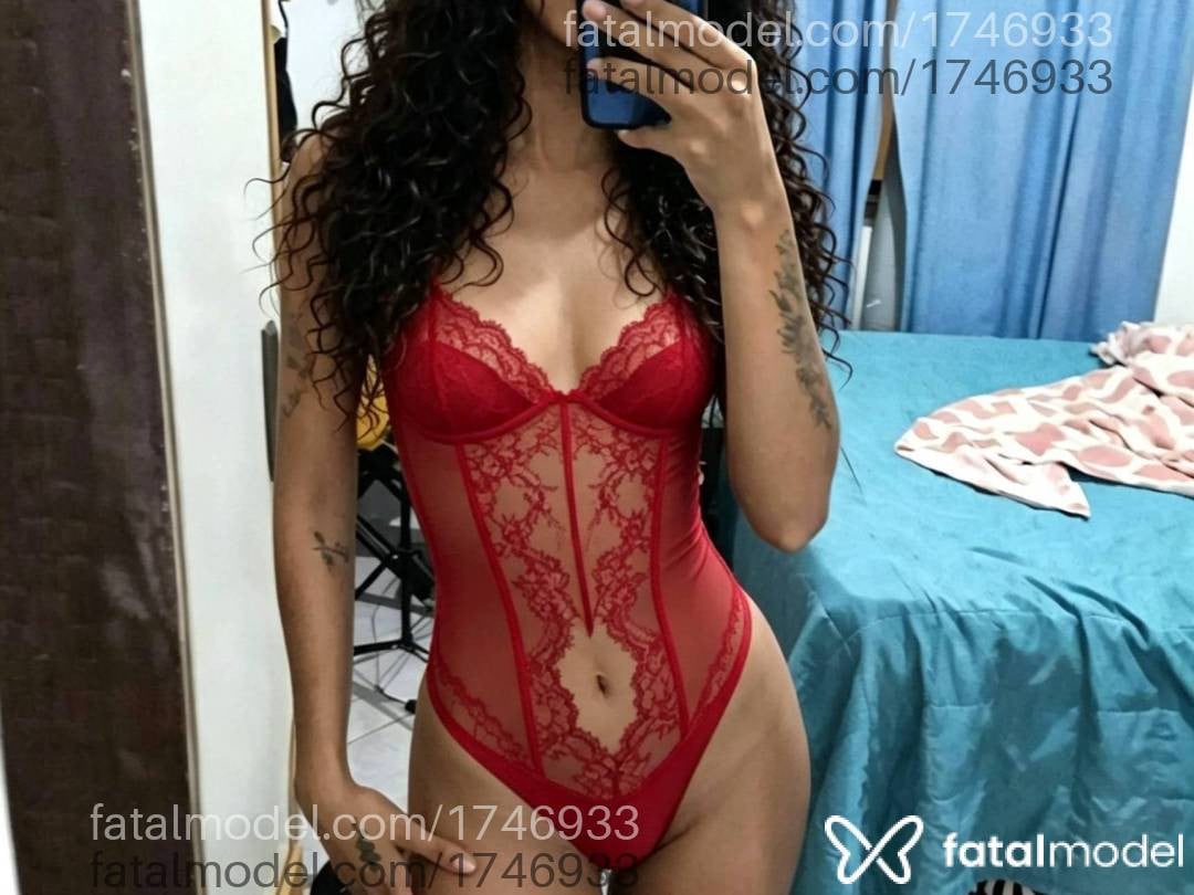 Acompanhante mulher morena (o) de olhos pretos - Julie