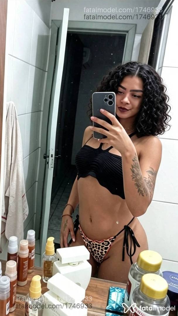 Acompanhante mulher morena (o) de olhos pretos - Julie