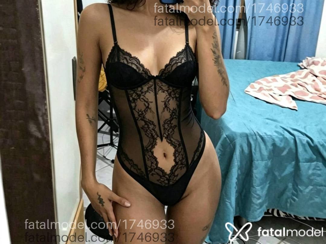 Acompanhante mulher morena (o) de olhos pretos - Julie
