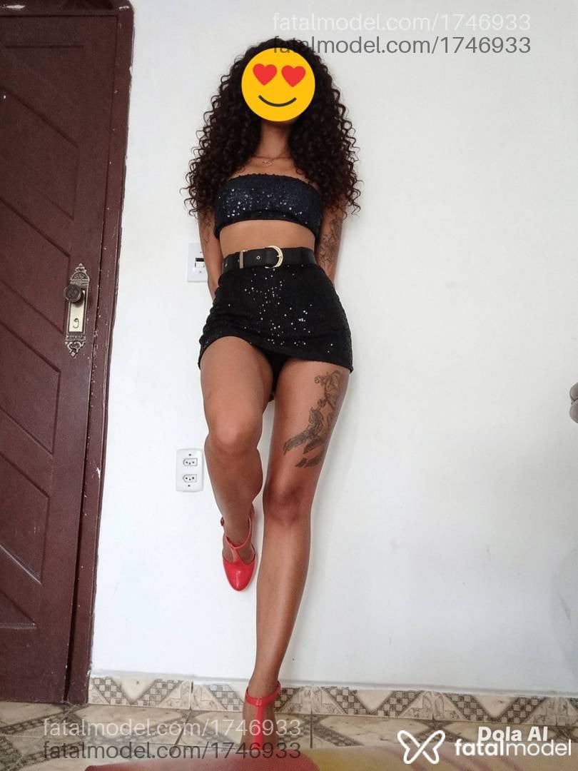 Acompanhante mulher morena (o) de olhos pretos - Julie