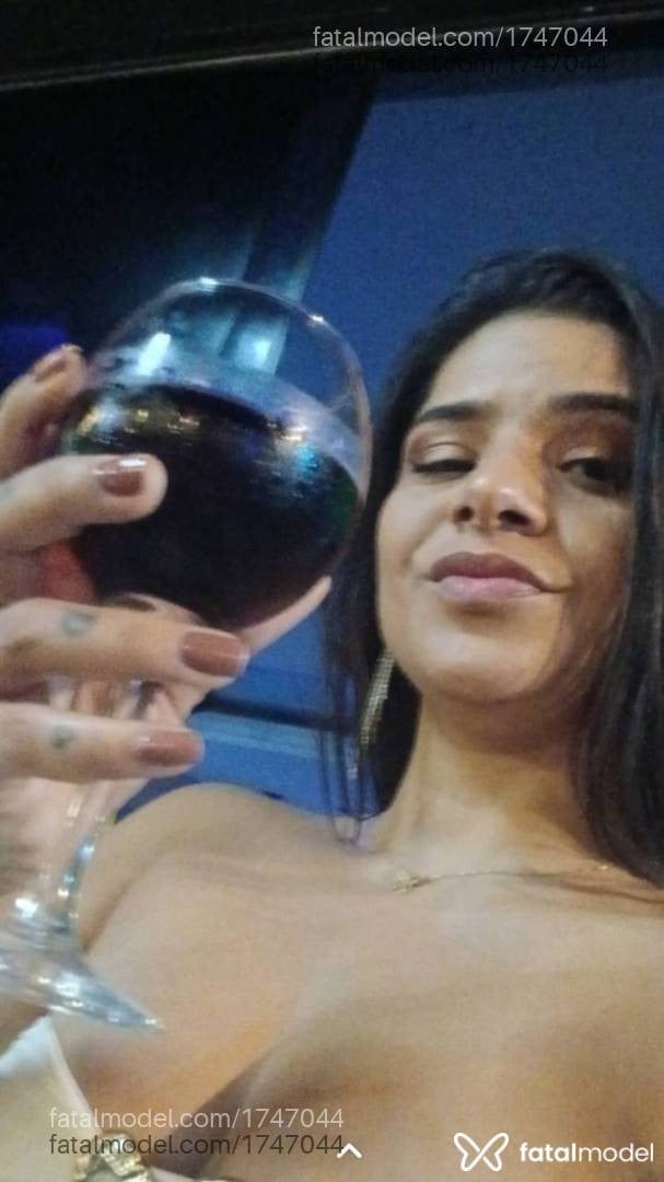 Acompanhante mulher com cabelo castanho de olhos pretos - Alice Leal