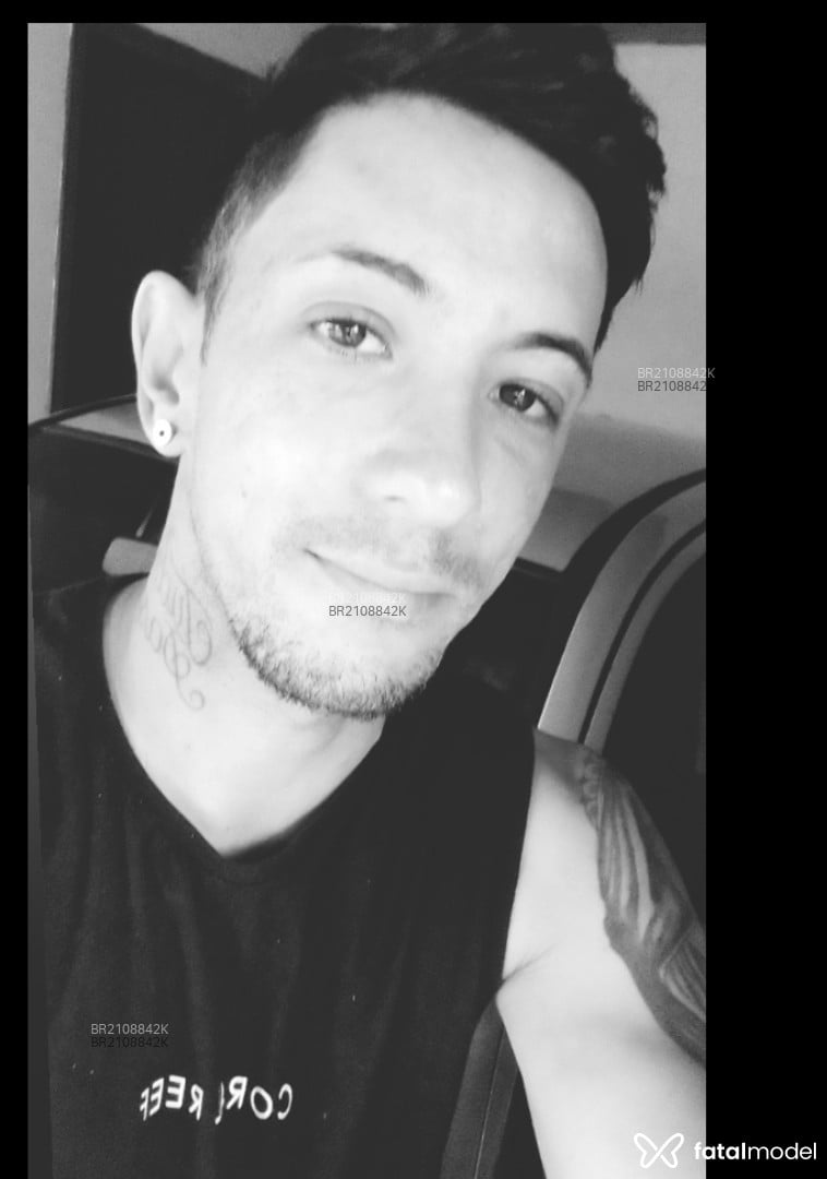 Acompanhante homem com cabelo castanho de olhos castanhos - Joseph chains Acompanhante homem com cabelo castanho de olhos castanhos - Joseph chains