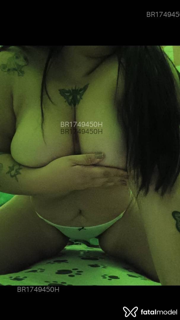 Acompanhante mulher com cabelo colorido de olhos castanhos - Jade Bey Acompanhante mulher com cabelo colorido de olhos castanhos - Jade Bey