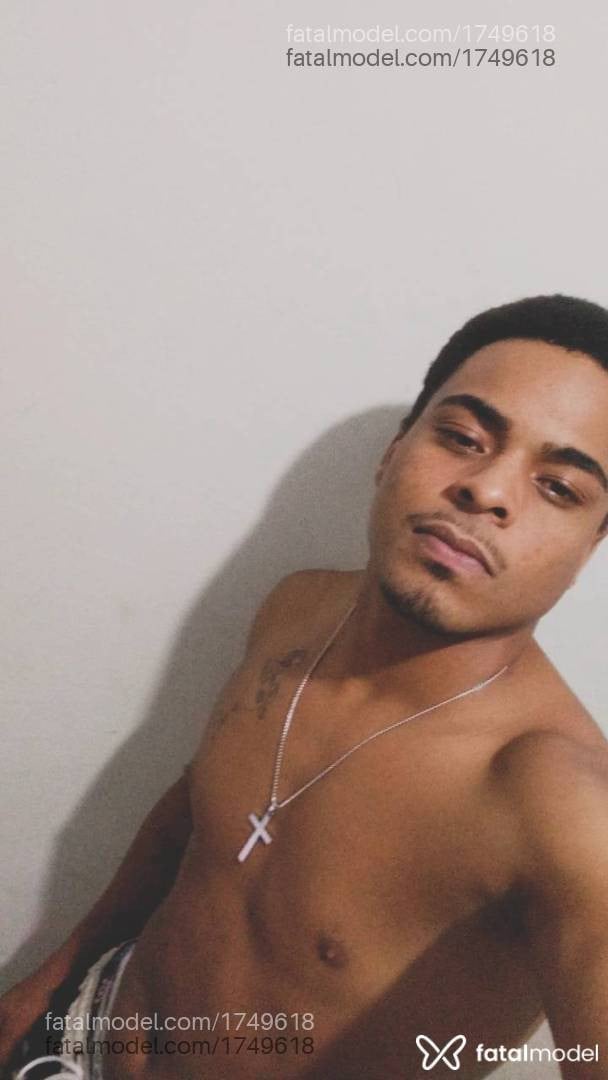Acompanhante homem morena (o) de olhos castanhos - preto