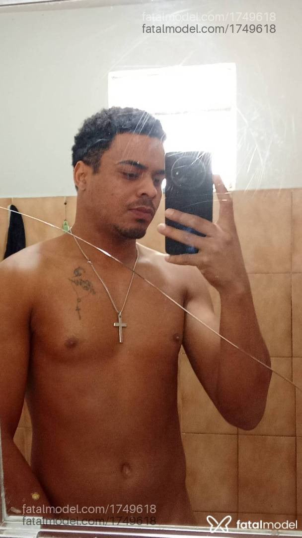 Acompanhante homem morena (o) de olhos castanhos - preto