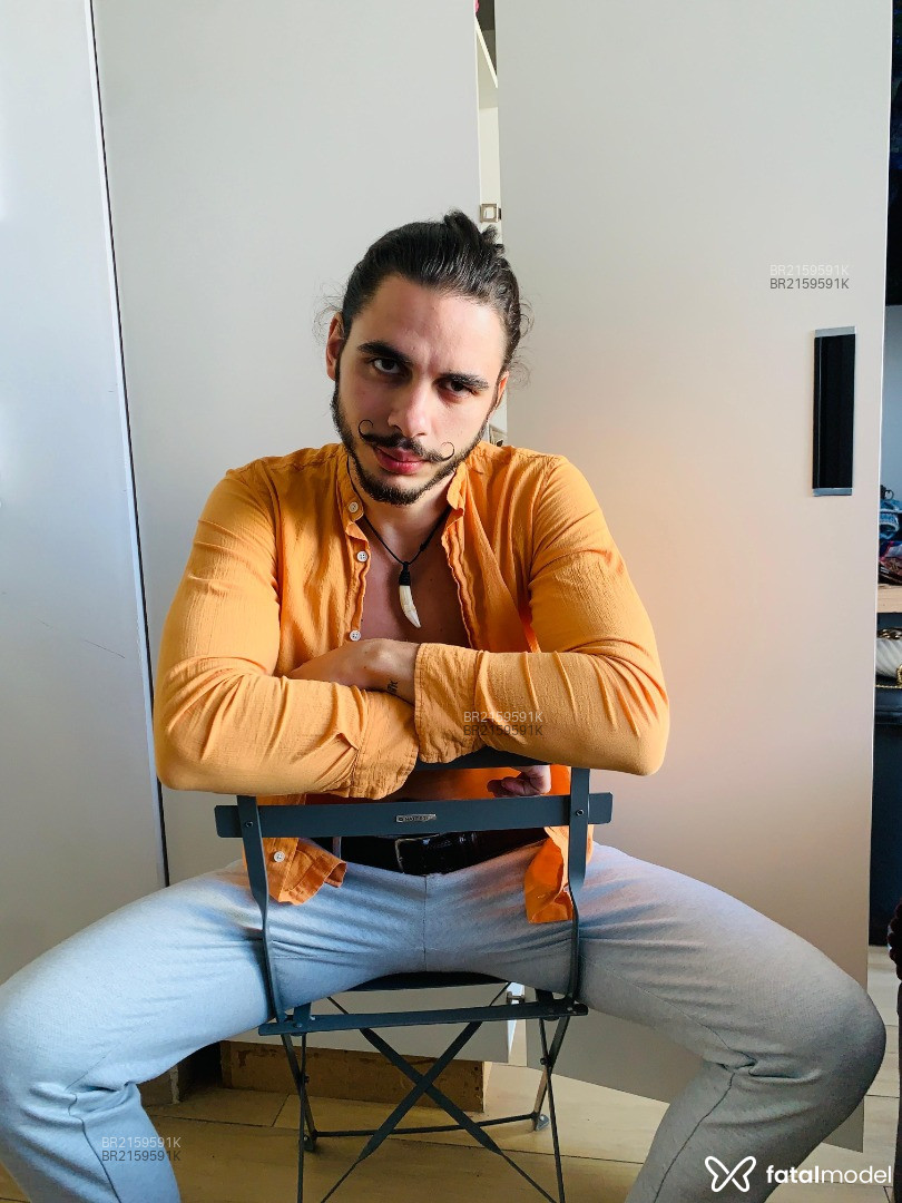 Acompanhante homem com cabelo castanho de olhos castanhos em São Paulo Acompanhante homem com cabelo castanho de olhos castanhos em São Paulo - Lorenzo Italiano