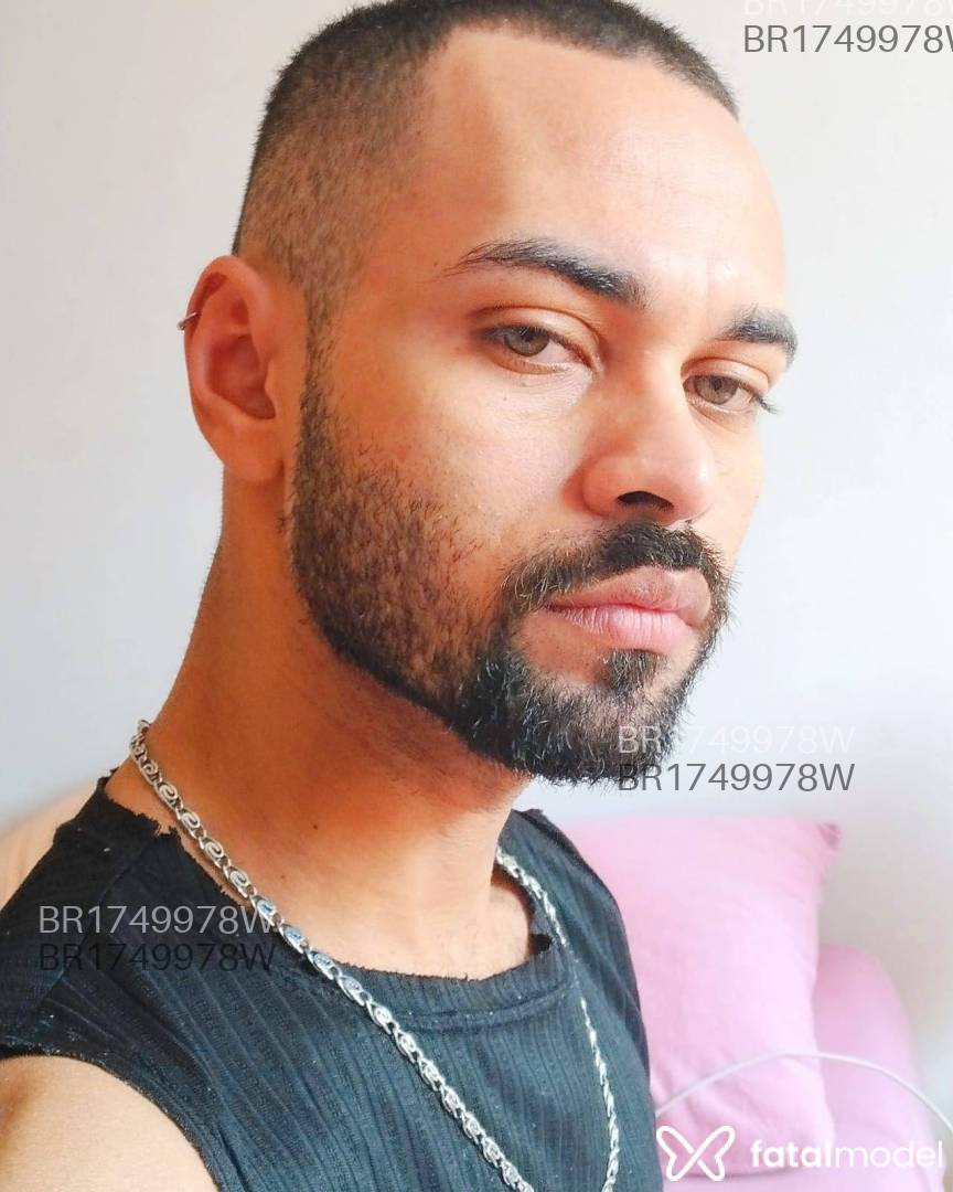 Acompanhante homem com cabelo castanho de olhos verdes em Porto Alegre - Effe Estevão