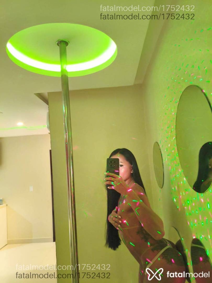 Acompanhante mulher trans morena (o) de olhos pretos - Adriane torres