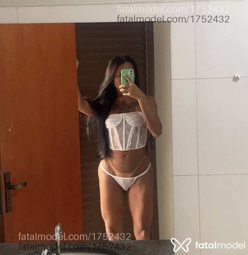 Acompanhante mulher trans morena (o) de olhos pretos - Adriane torres