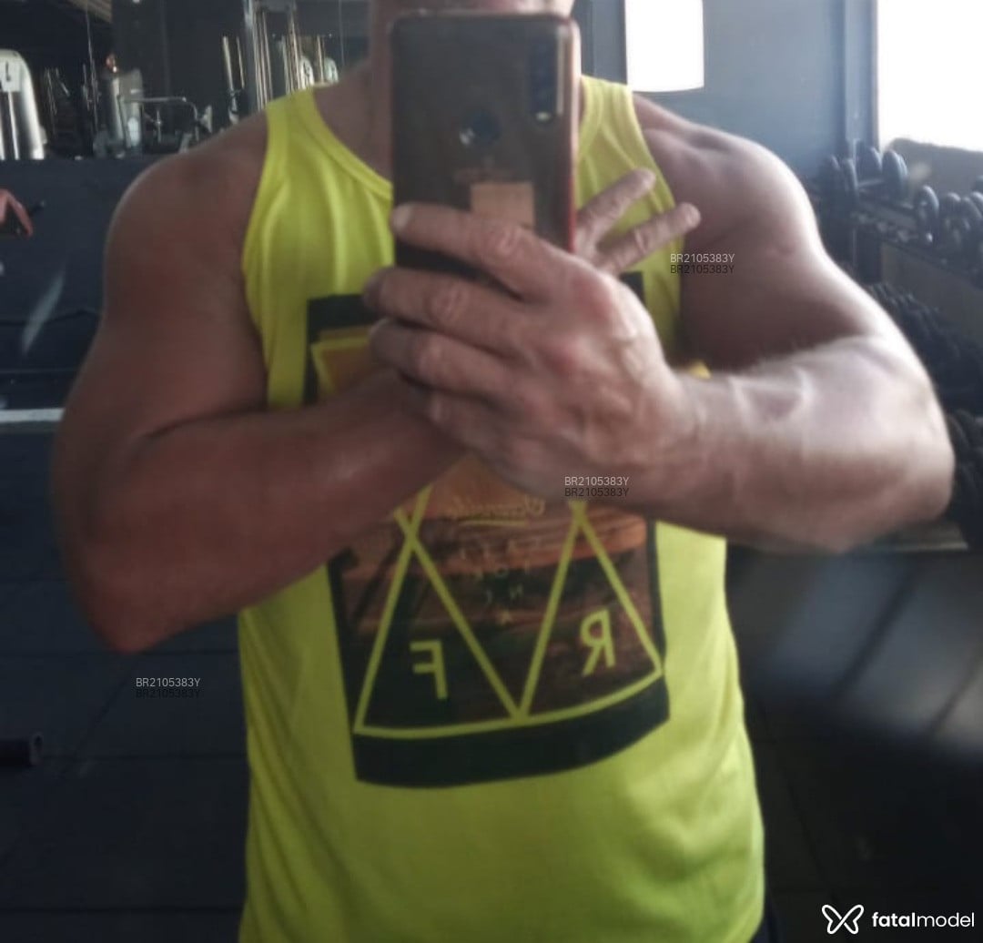 Acompanhante homem com cabelo castanho de olhos pretos - Souza Acompanhante homem com cabelo castanho de olhos pretos - Souza