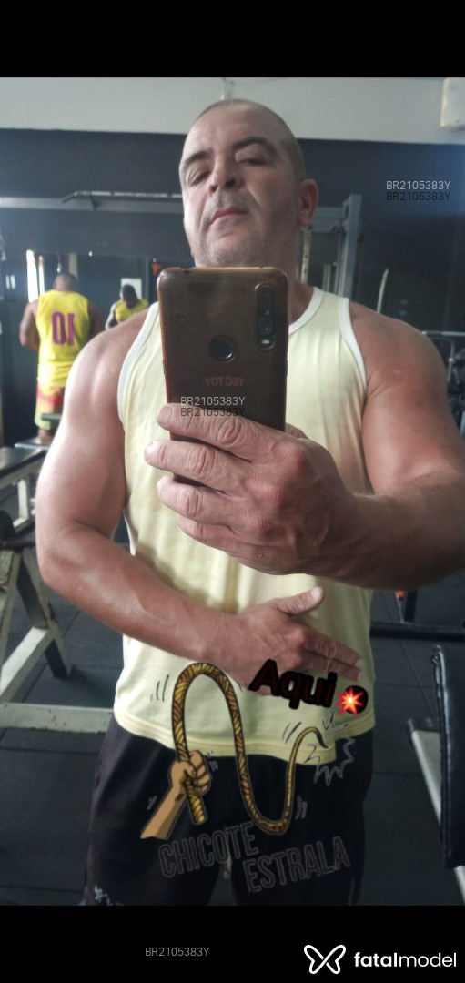 Acompanhante homem com cabelo castanho de olhos pretos - Souza Acompanhante homem com cabelo castanho de olhos pretos - Souza
