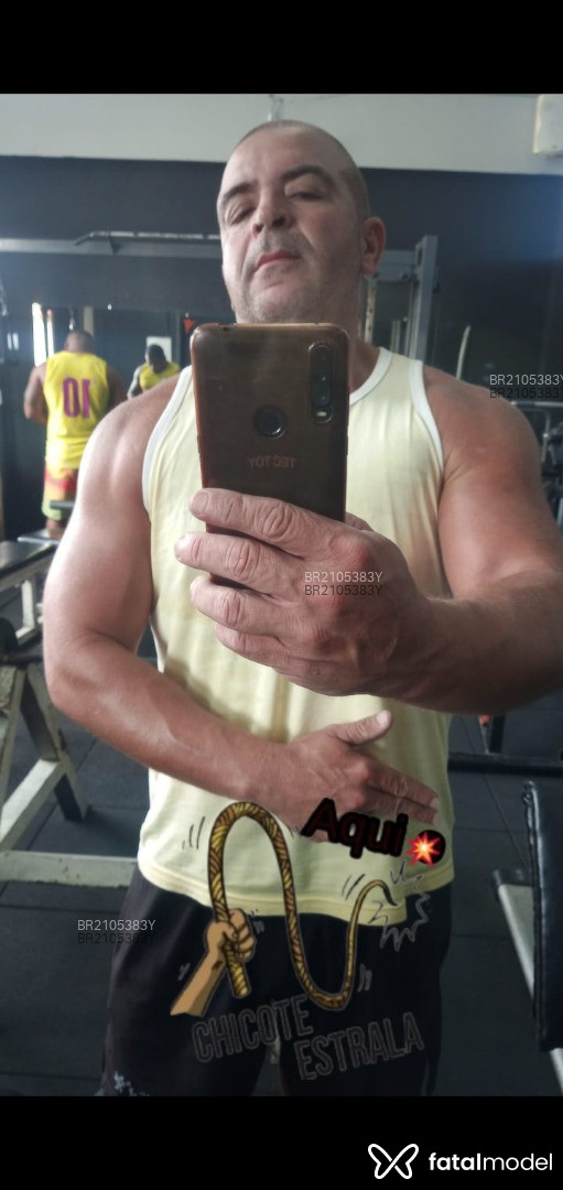Acompanhante homem com cabelo castanho de olhos pretos - Souza Acompanhante homem com cabelo castanho de olhos pretos - Souza