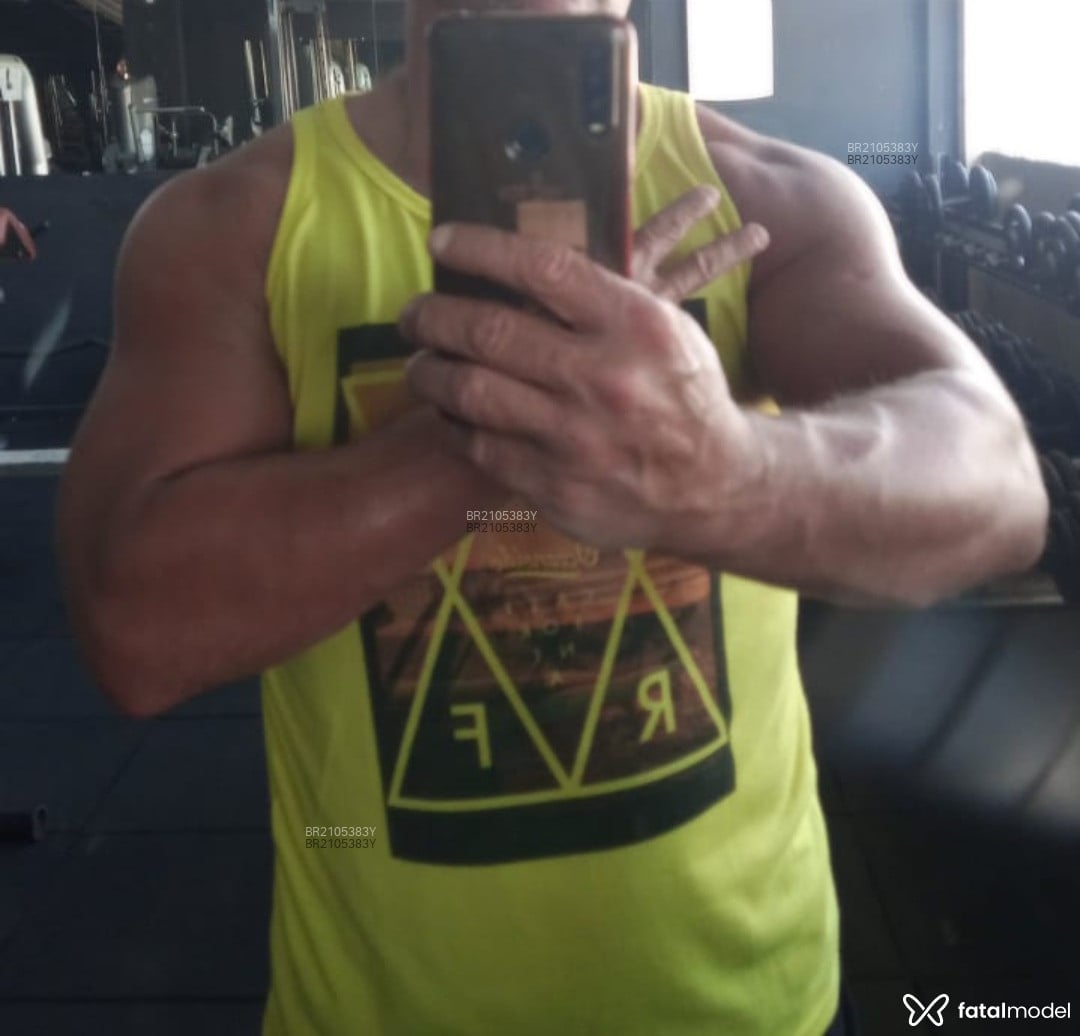 Acompanhante homem com cabelo castanho de olhos pretos - Souza Acompanhante homem com cabelo castanho de olhos pretos - Souza