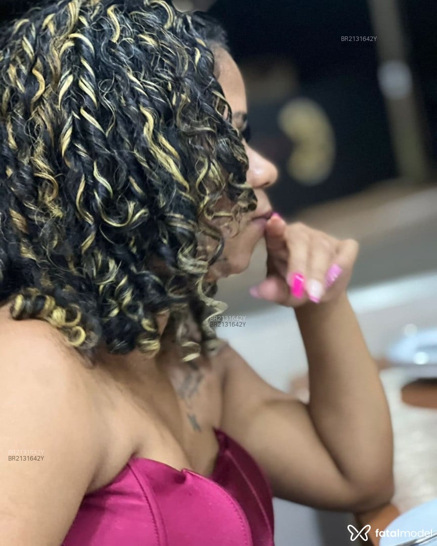 Acompanhante mulher trans morena (o) de olhos castanhos - Camilly Sil