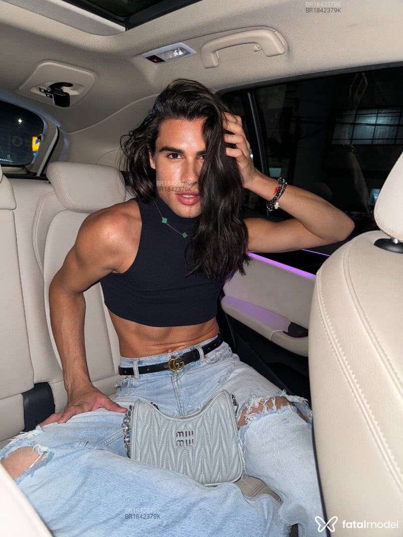 Acompanhante homem com cabelo castanho de olhos castanhos em São Paulo Acompanhante homem com cabelo castanho de olhos castanhos em São Paulo - Pedro