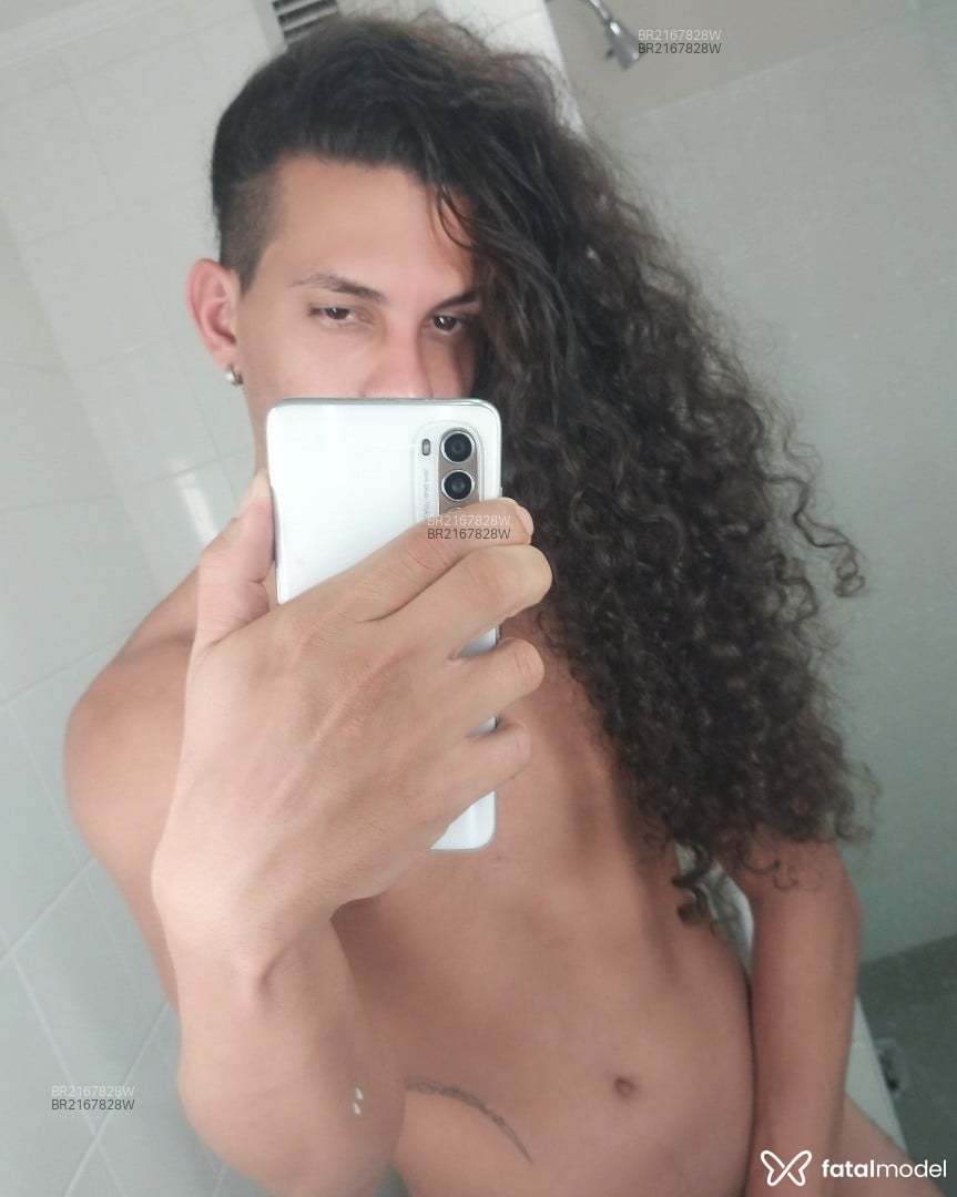 Acompanhante homem morena (o) de olhos castanhos - Luuck Acompanhante homem morena (o) de olhos castanhos - Luuck