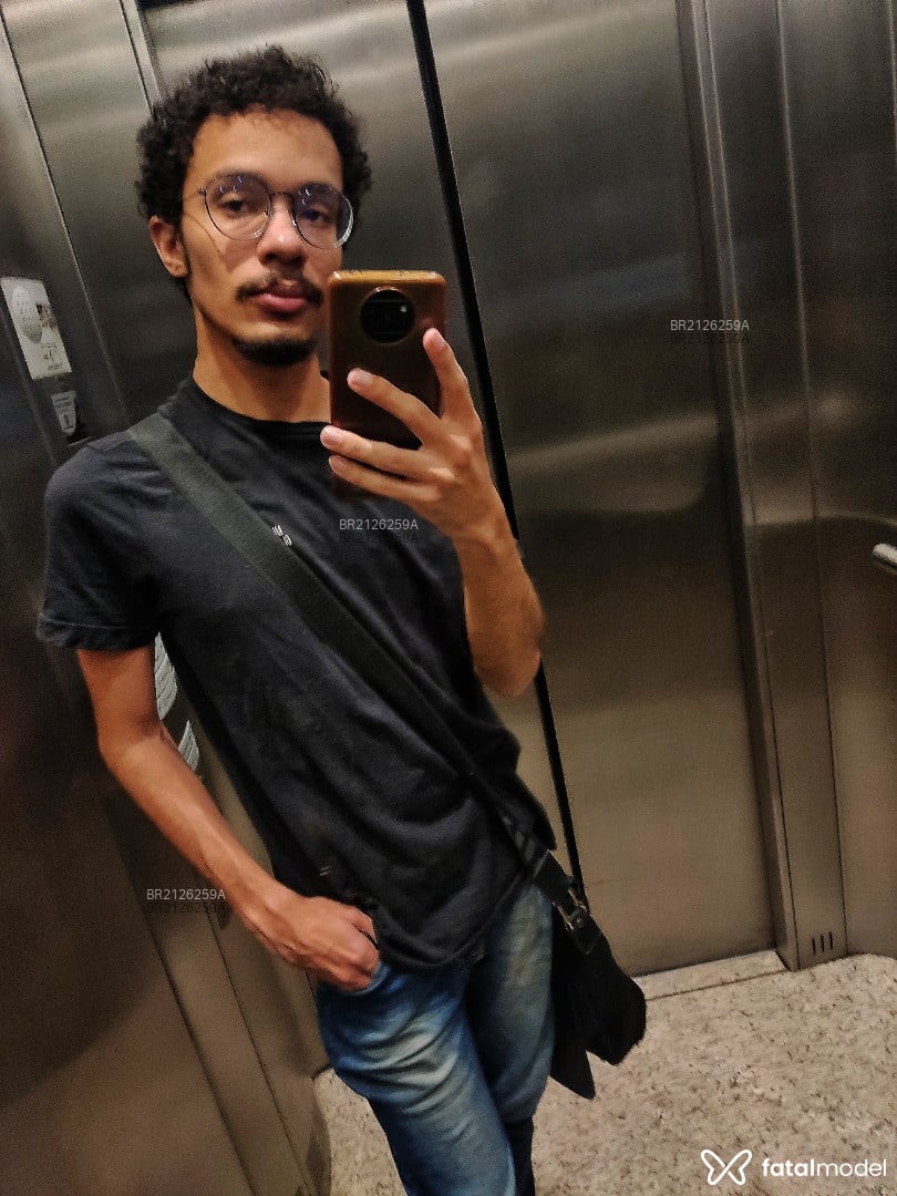 Acompanhante homem com cabelo castanho de olhos pretos - Marcosnovinho