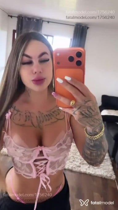 Acompanhante mulher com cabelo castanho de olhos castanhos - Mirella
