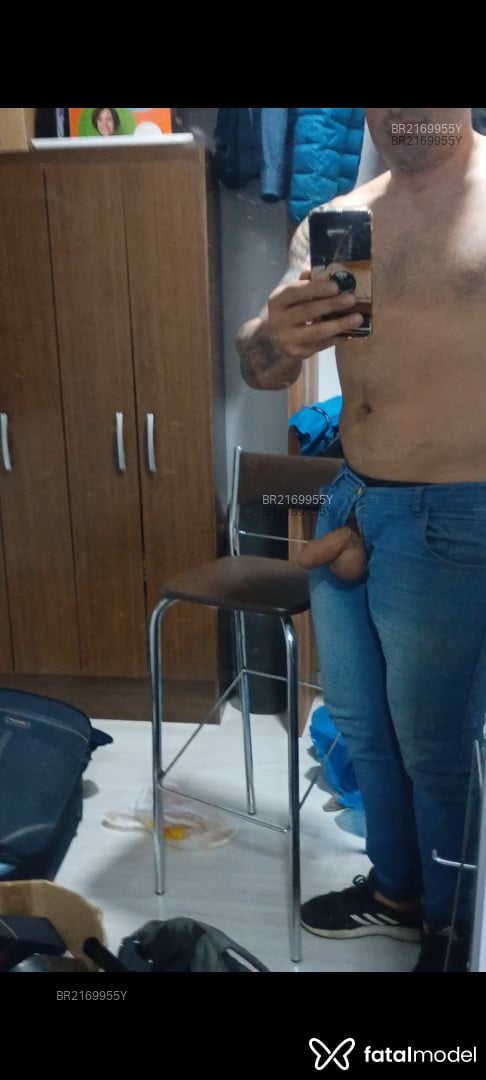 Acompanhante homem com cabelo castanho de olhos castanhos em Balneário Camboriú - João Duarte
