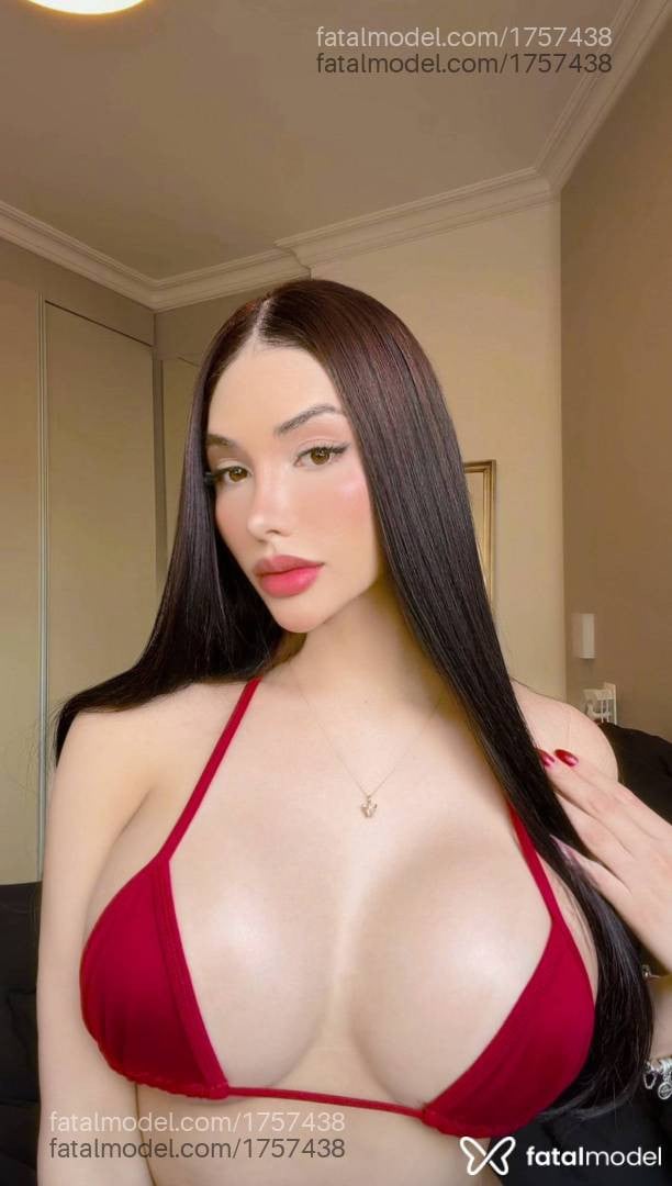 Acompanhante mulher trans com cabelo castanho de olhos mel - Bella Hadid