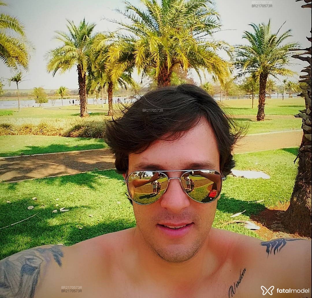 Acompanhante homem com cabelo castanho de olhos verdes em Campinas Acompanhante homem com cabelo castanho de olhos verdes em Campinas - César